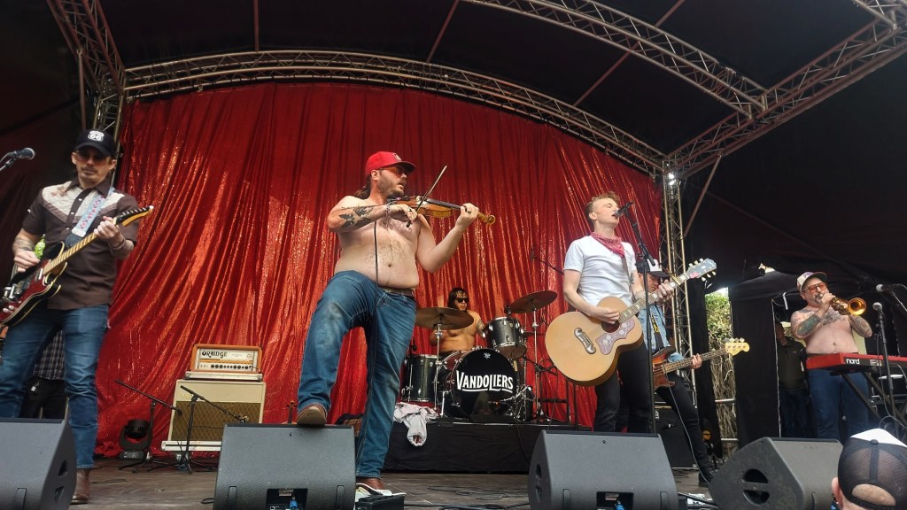 Festival: Vandoliers hoogtepunt op Des Konings Fest bij&nbsp;Burgerweeshuis