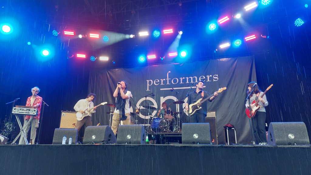 Festival: Personal Trainer en Tusky doen regendans op Bevrijdingsfestival Utrecht