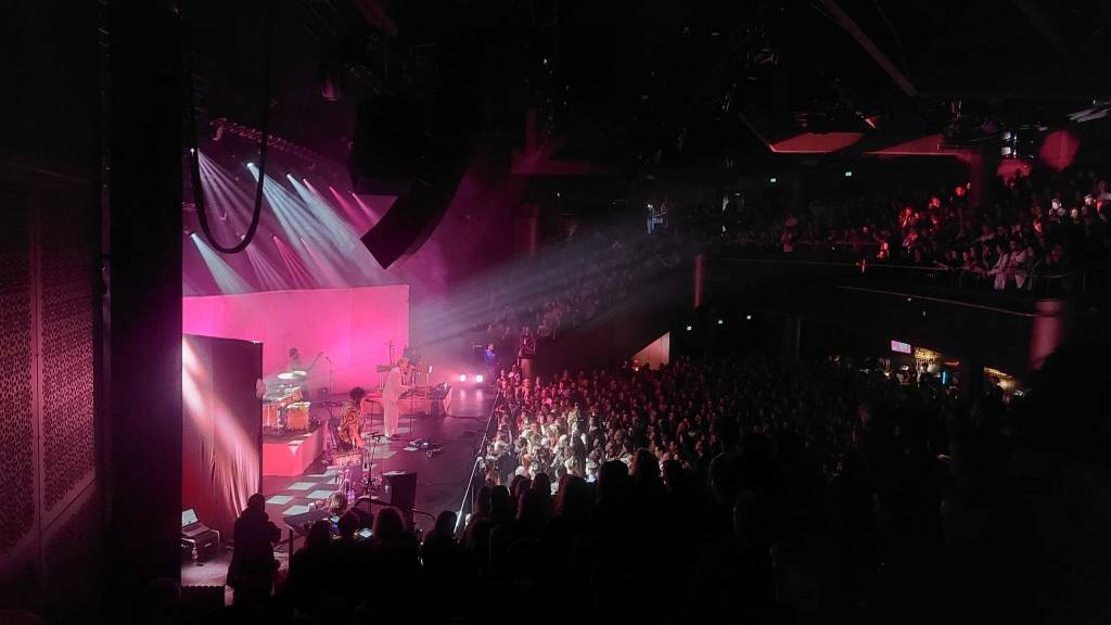 Concert: Warhaus betovert broeierig en uitverkocht TivoliVredenburg