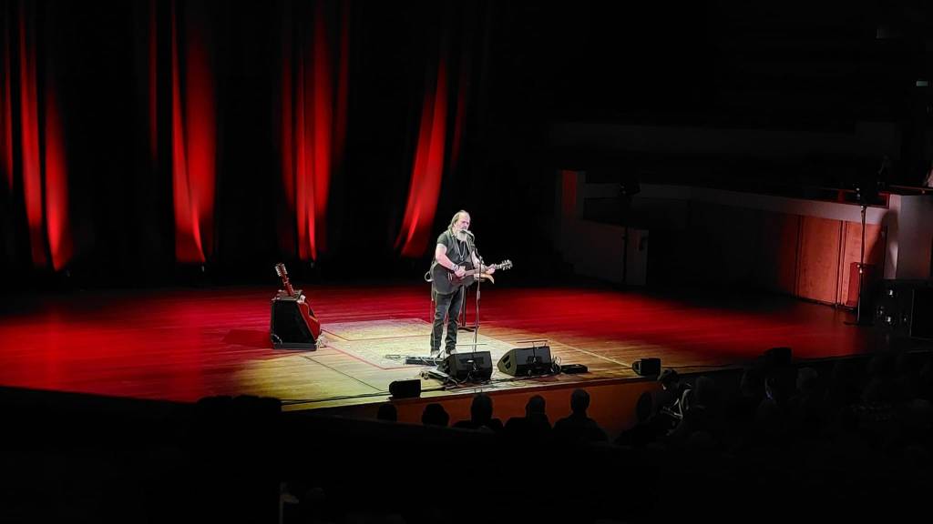 Concert: Mooie ode Steve Earle aan overleden zoon in TivoliVredenburg