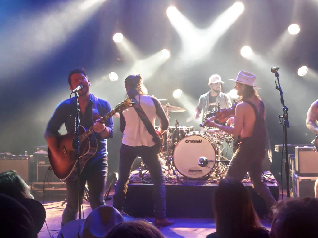 Shane Smith & The Saints grijpen publiek in TivoliVredenburg bij de strot en laten niet meer&nbsp;los