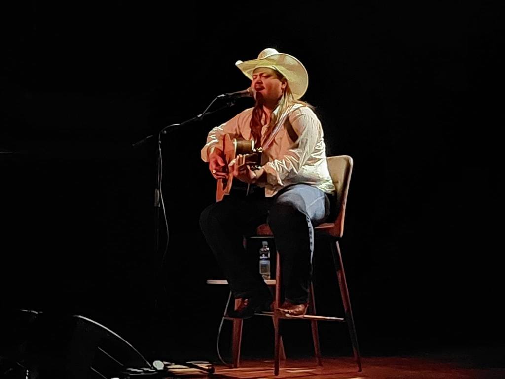 Vincent Neil Emerson krijgt publiek stil met eerste Nederlandse&nbsp;optreden