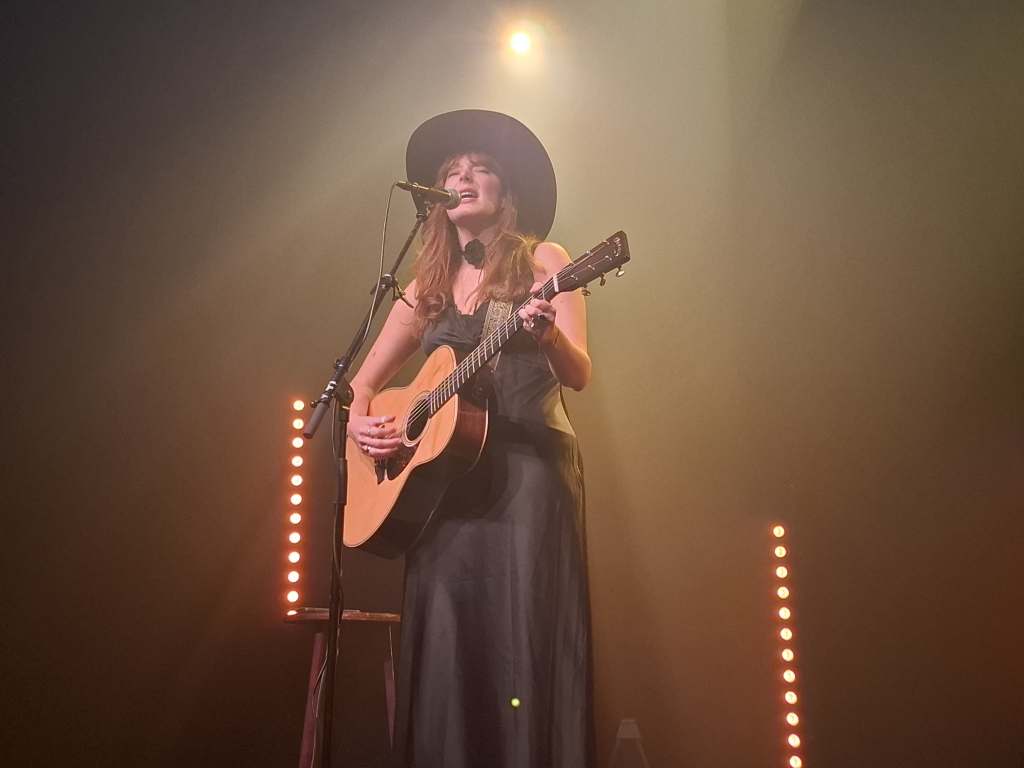 Megagetalenteerd en zo gek als een deur: Kaitlin Butts windt het publiek om haar&nbsp;vinger