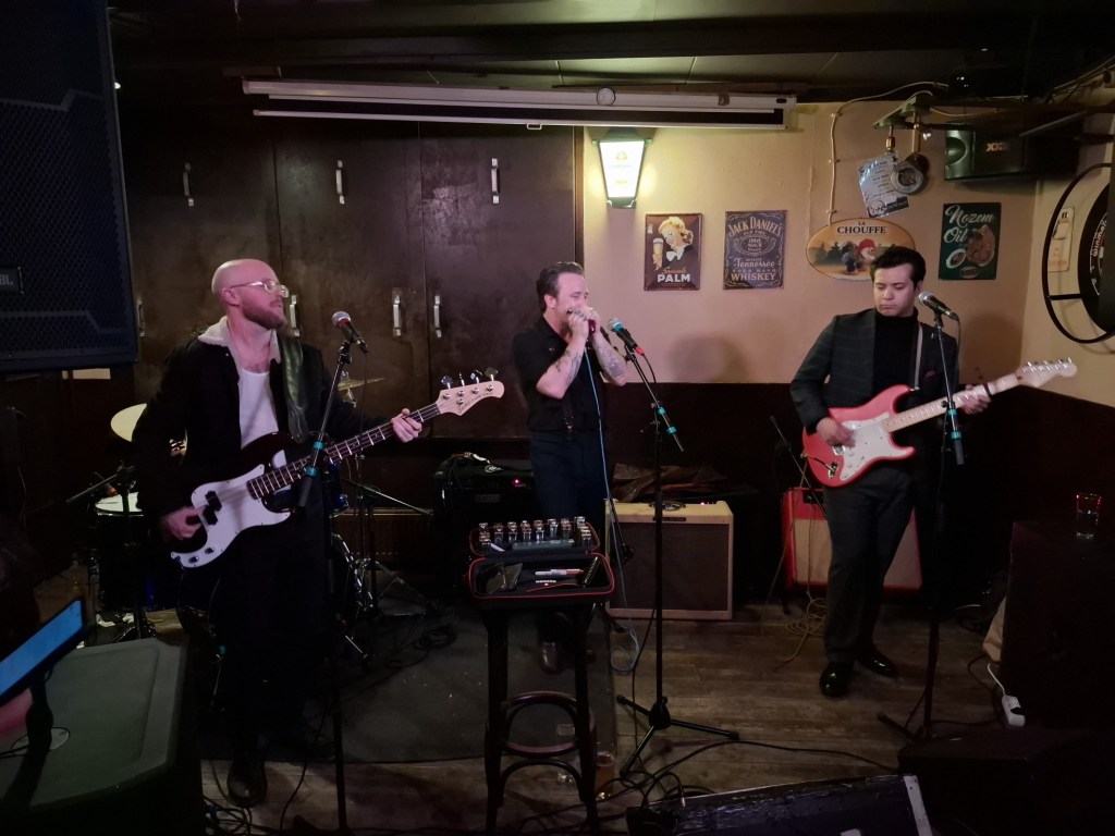 Bij een optreden van Tony Holiday ben je eventjes in een broeierige juke&nbsp;joint